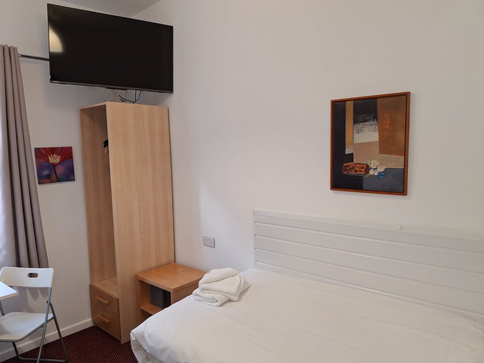 Single Ensuite Room thumbnail 3